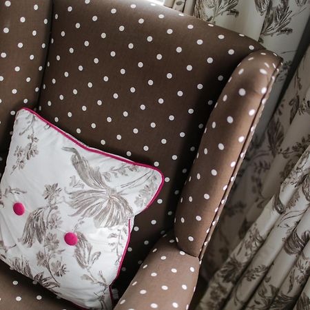 Grays Boutique B&B Bath Habitación foto A chair upholstered in a polka dot fabric