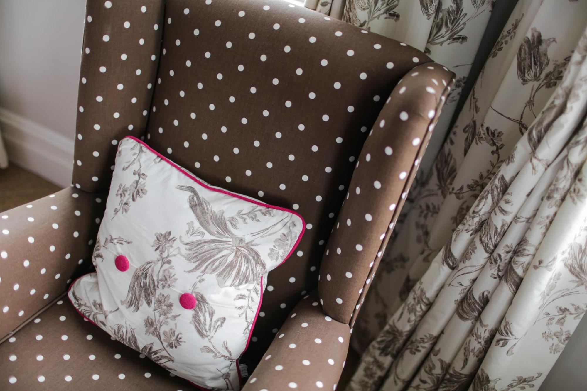 Grays Boutique B&B Bath Habitación foto A chair upholstered in a polka dot fabric