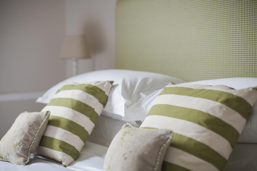 Grays Boutique B&B Bath Exterior foto Cushions on a bed