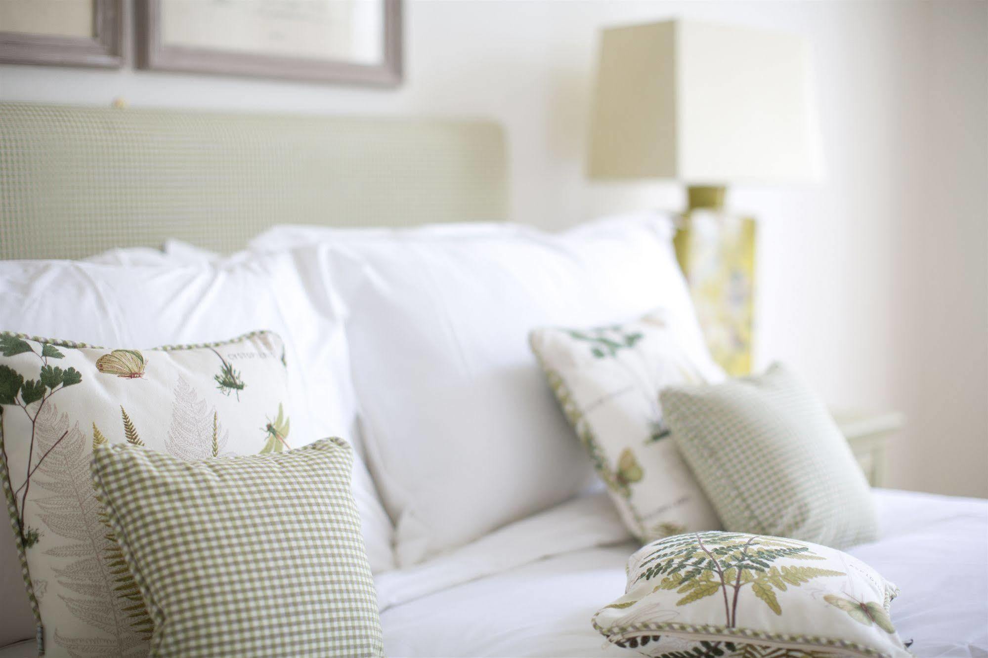 Grays Boutique B&B Bath Exterior foto A bed with cushions