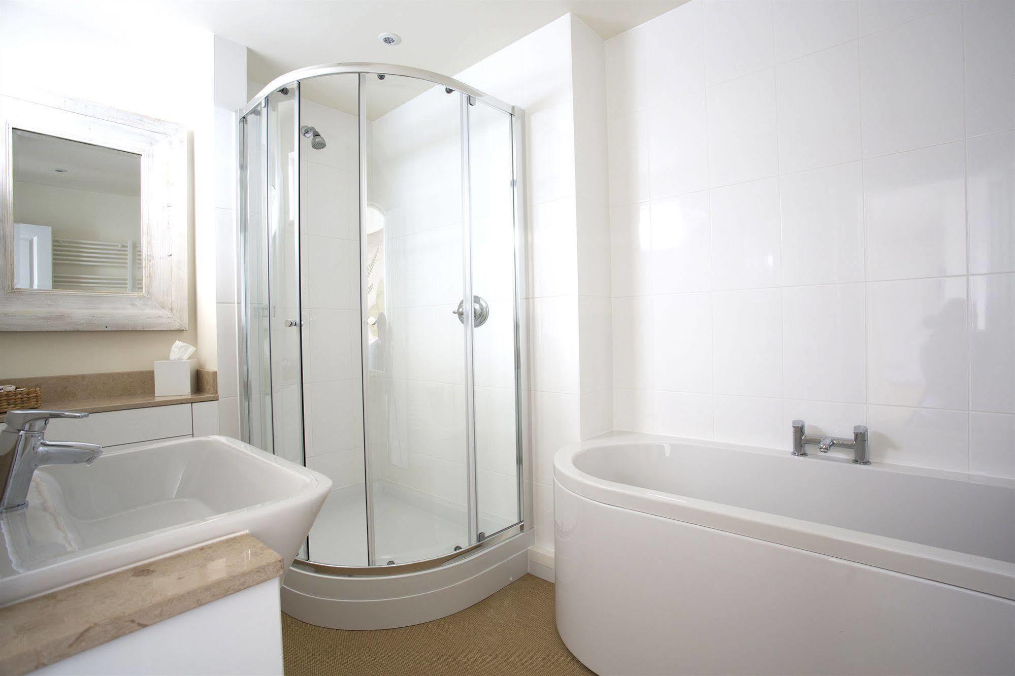 Grays Boutique B&B Bath Exterior foto A shower cubicle