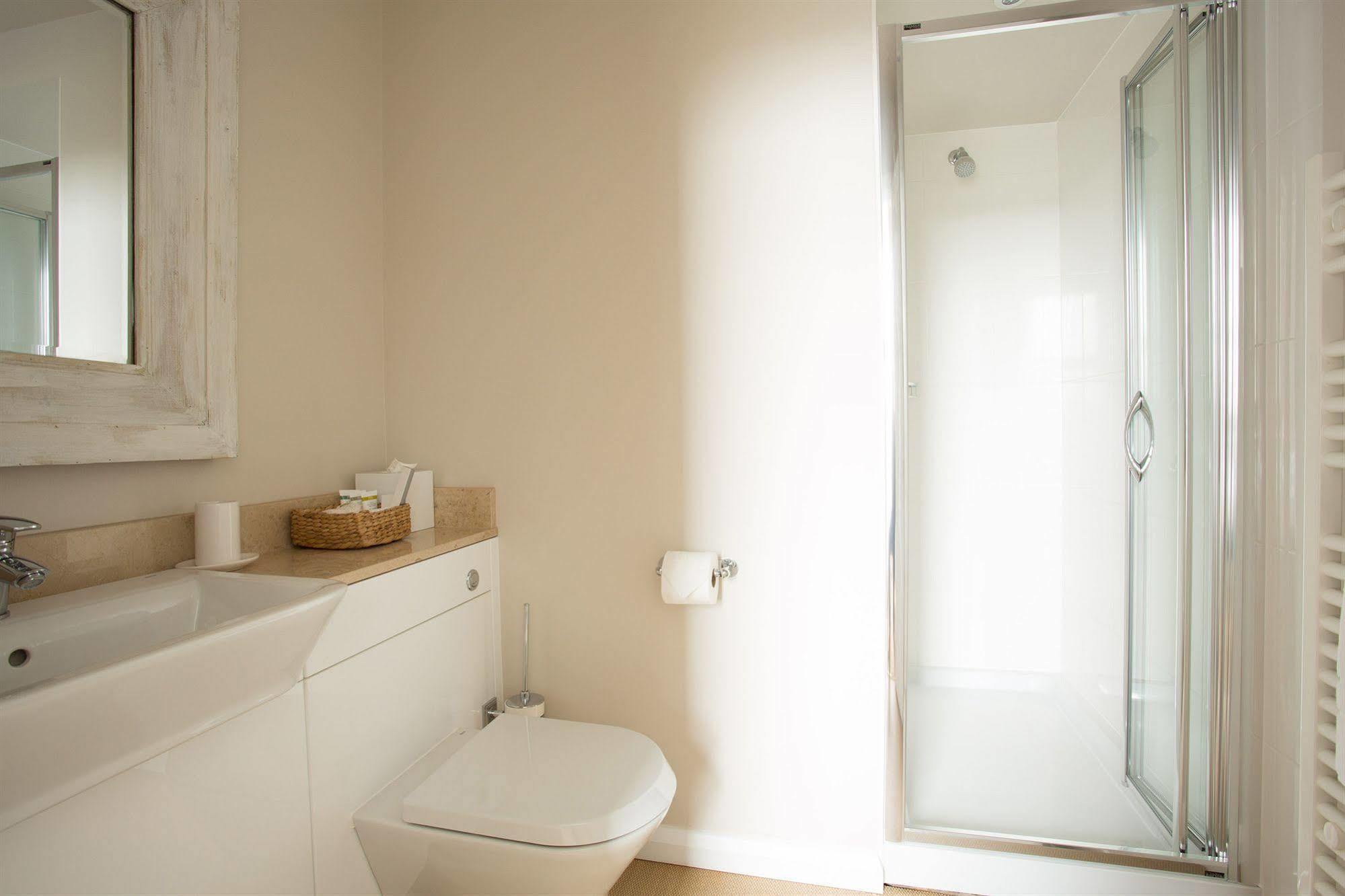 Grays Boutique B&B Bath Exterior foto A shower cubicle