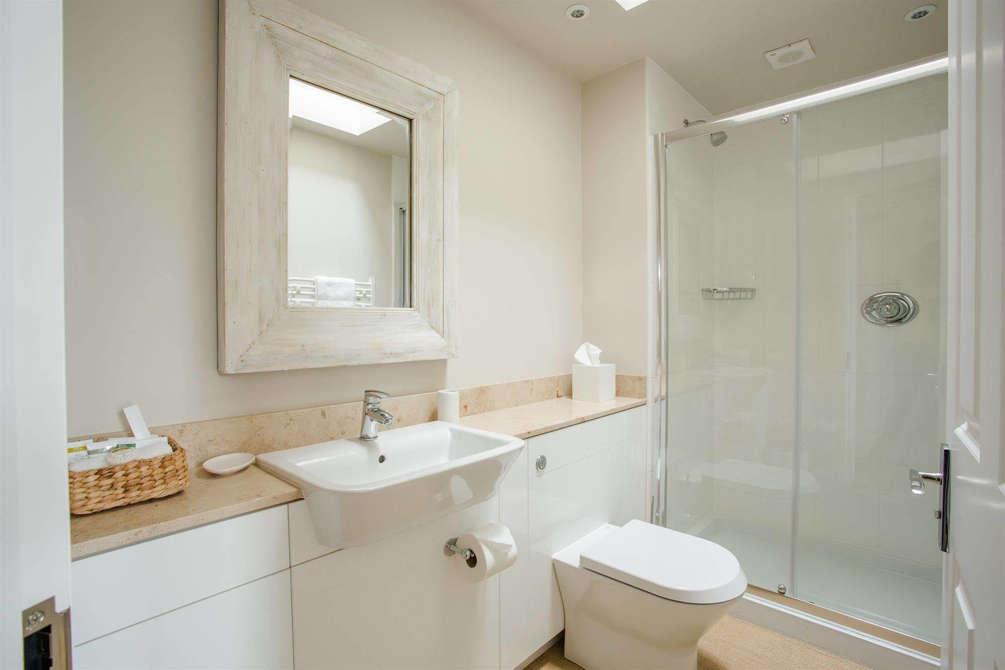 Grays Boutique B&B Bath Exterior foto A modern bathroom