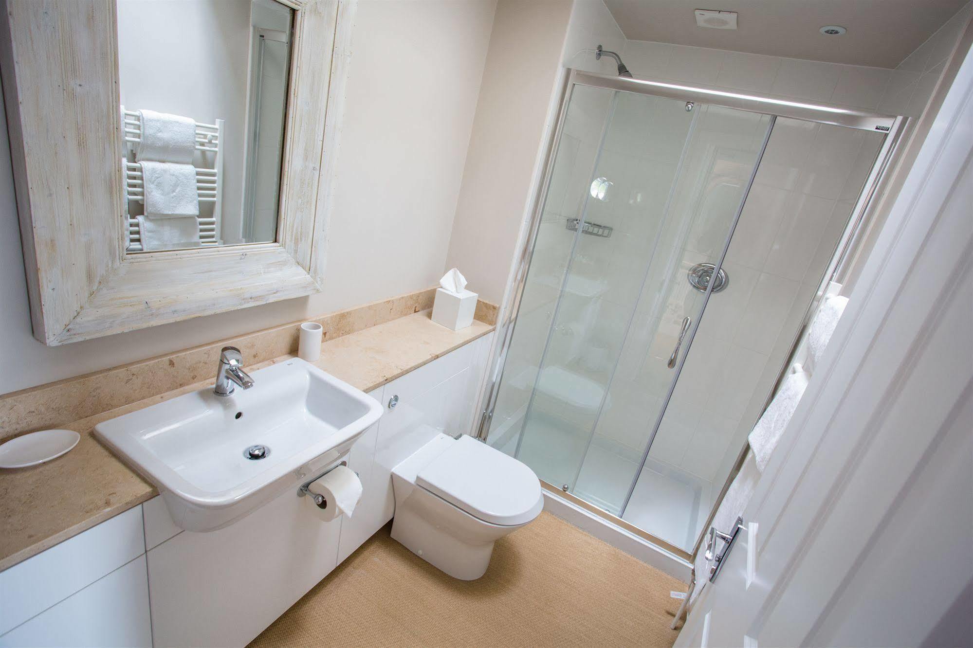 Grays Boutique B&B Bath Exterior foto A shower enclosure