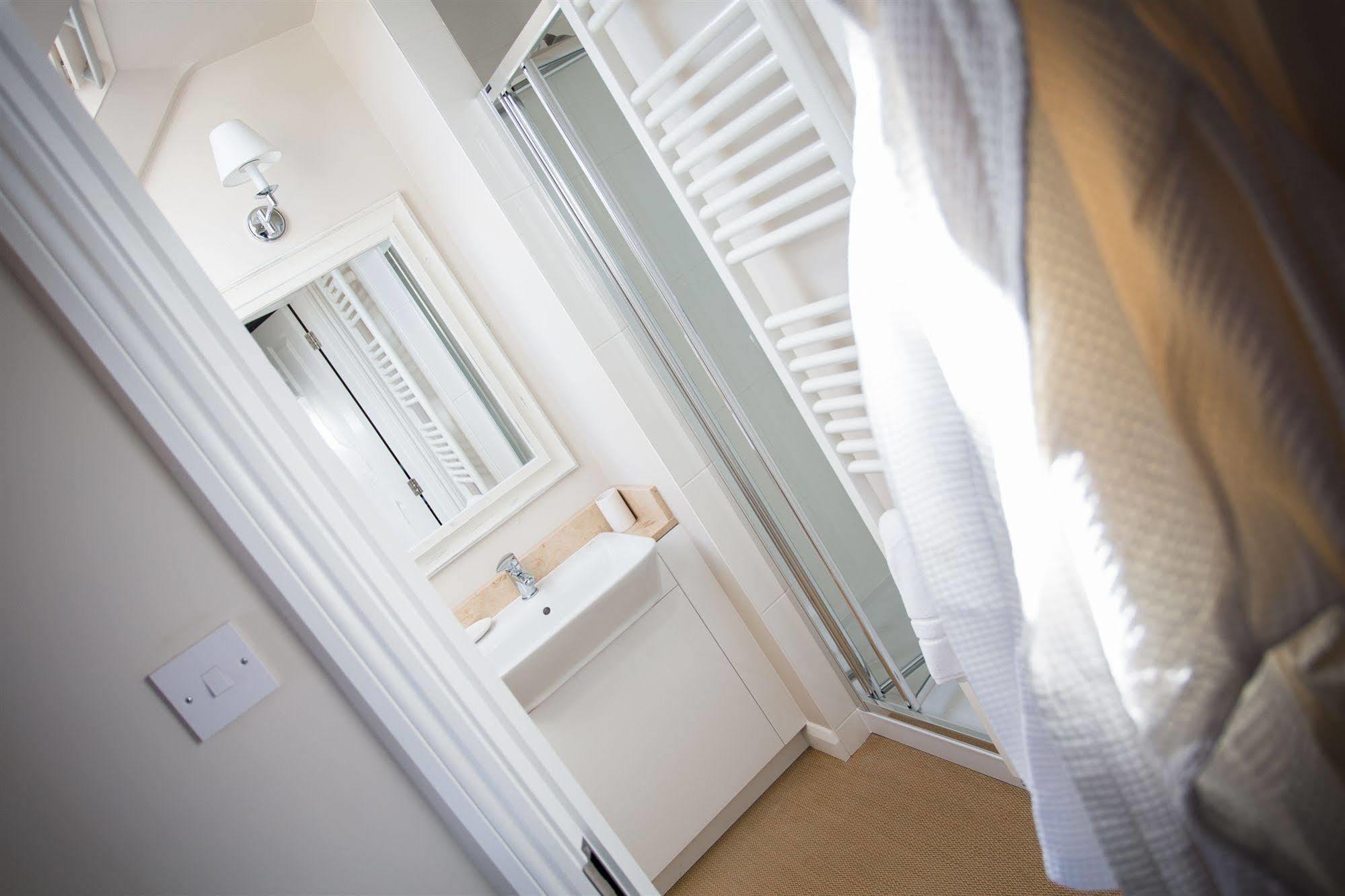 Grays Boutique B&B Bath Exterior foto A shower cubicle