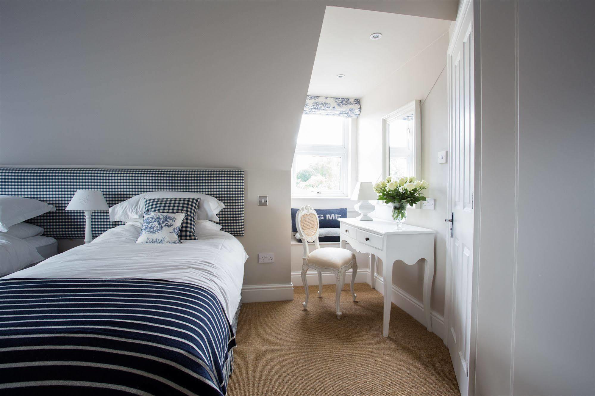 Grays Boutique B&B Bath Exterior foto A bedroom at The Old Stamp Office