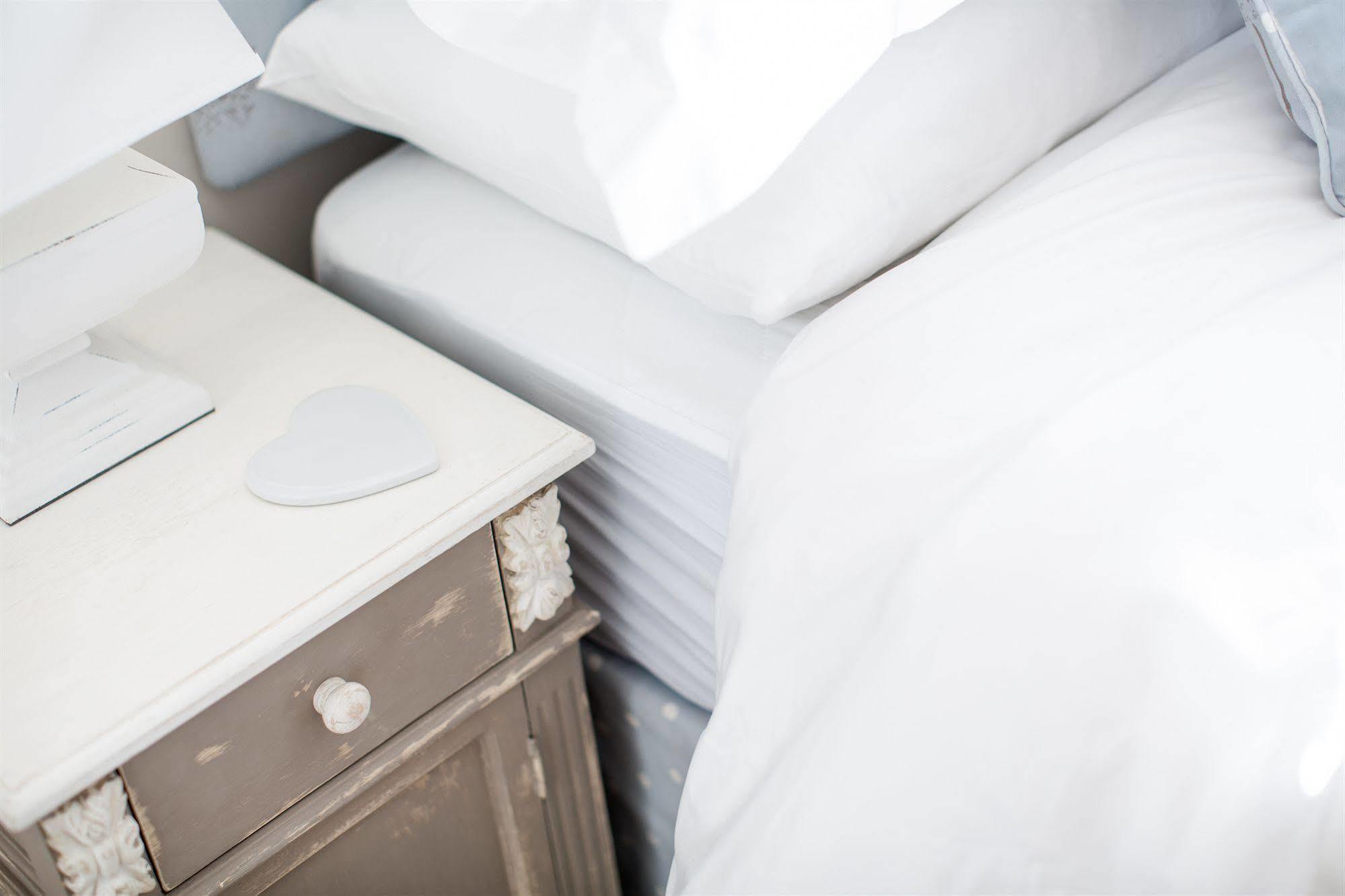 Grays Boutique B&B Bath Exterior foto A bed with a nightstand